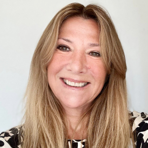 Portretfoto van Annebeth van der Toorn, enthousiaste klant van Mooi Echt!