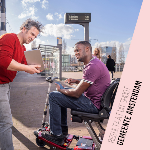 Resultaat fotoshoot voor Gemeente Amsterdam – fotomodellen mannen laten zien dat inwoners met beperking kunnen openbaar vervoer goed gebruiken