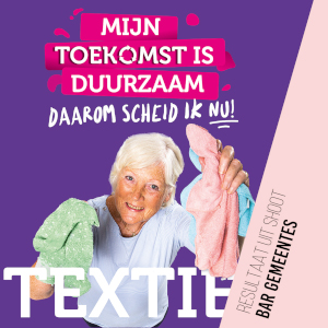 Resultaat fotoshoot voor BAR Gemeentes – fotomodel seniore dame laat zien dat ze textiel afval scheidt