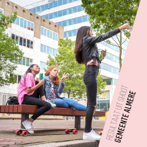Resultaat fotoshoot voor Gemeente Almere – drie fotomodellen tienermeiden hangen in de stad en maken een selfie