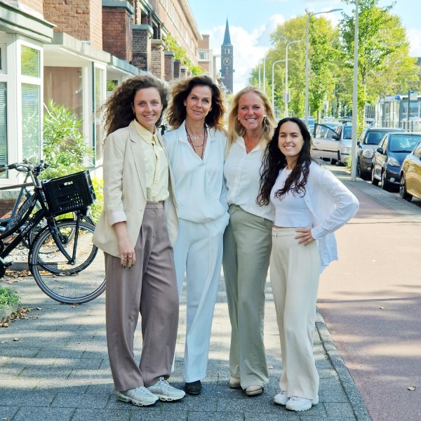 Het team van Mooi Echt! in augustus 2023, bestaande uit: Marloes van der Waard, Nathalie Tangkau, Eline van Leeuwen en Irene Overhoff. 